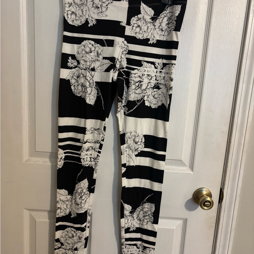 Hue Black and White Floral and Colorblock Leggings Medium New
